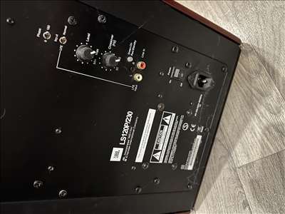 Voici un exemple d'une enceinte de basses à réparer