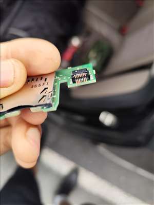 Voici un exemple d'un système audio embarqué à réparer