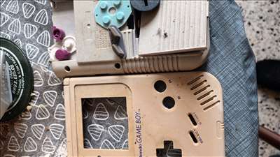 Voici un exemple d'une console de jeux mobile Game Boy à réparer