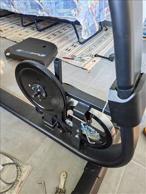 Voici un exemple d'un vélo de cardio-training à réparer