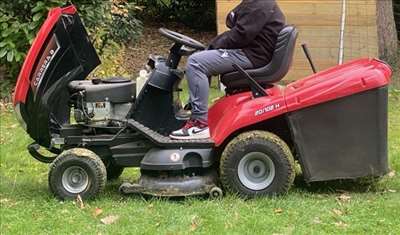 Voici un exemple d'une tondeuse autoportée à réparer