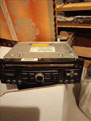 Voici un exemple d'un système audio embarqué à réparer