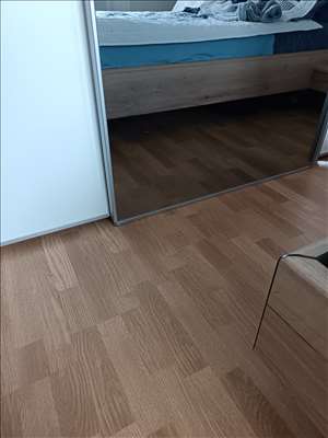 Voici un exemple d'un mobilier de chambre à réparer