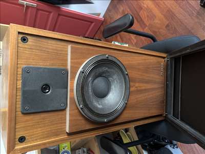 Voici un exemple d'une enceinte acoustique à réparer