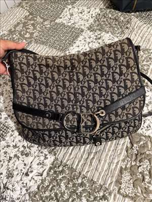 Voici un exemple d'une valise de luxe à réparer