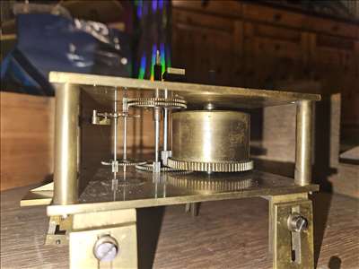 Voici un exemple d'une horlogerie antique à réparer