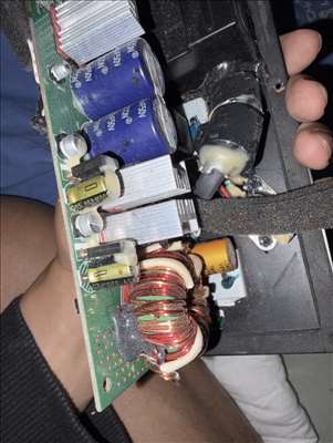 Voici un exemple d'une enceinte de basses à réparer