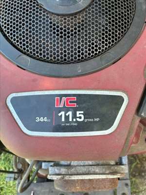 Voici un exemple d'un tracteur tondeuse à gazon à réparer