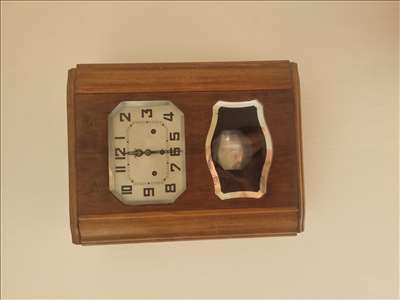 Voici un exemple d'une horloge à accrocher à réparer