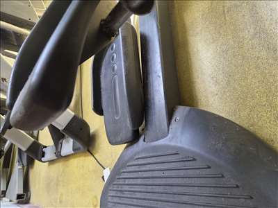 Voici un exemple d'un vélo elliptique de cardio-training à réparer
