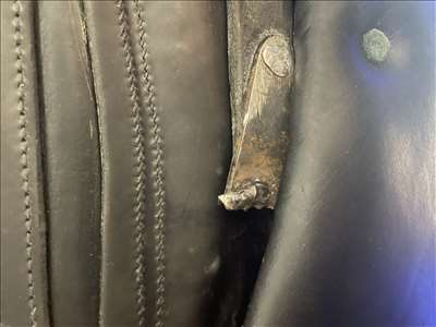 Voici un exemple d'une selle de cheval en cuir à réparer