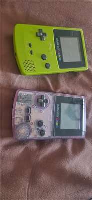 Voici un exemple d'une console de jeux mobile Game Boy à réparer