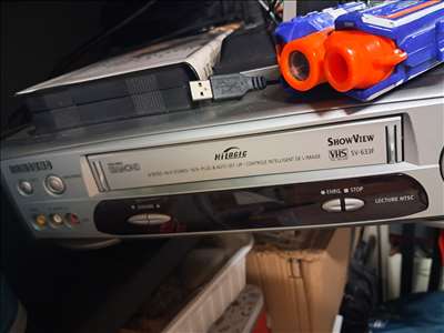 Voici un exemple d'un lecteur de cassettes VHS à réparer