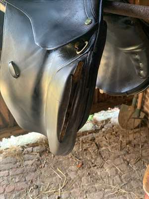 Voici un exemple d'une selle de cheval en cuir à réparer