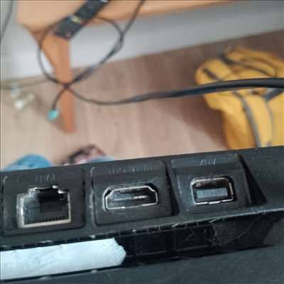 Voici un exemple d'une Sony PS4 à réparer