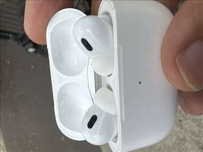 Voici un exemple d'une paire d'écouteurs AirPods à réparer