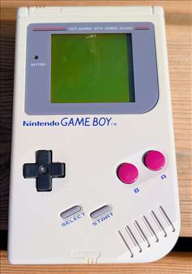 Voici un exemple d'une console de jeux mobile Game Boy à réparer