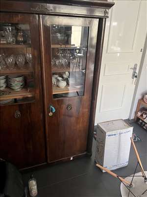 Voici un exemple d'un mobilier de chambre à réparer