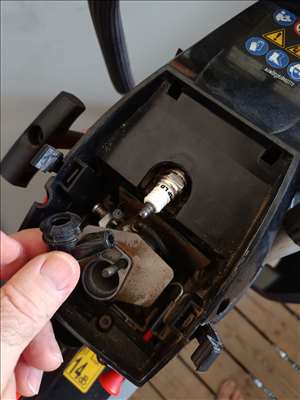 Voici un exemple d'une scie à moteur à réparer