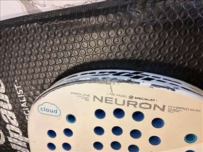 Voici un exemple d'une raquette Padel à réparer