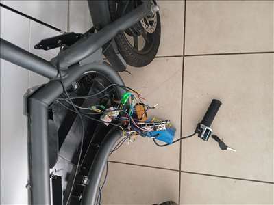 Voici un exemple d'un engin à deux roues électrique à réparer