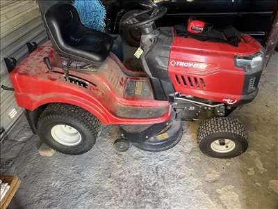 Voici un exemple d'un tracteur tondeuse à gazon à réparer