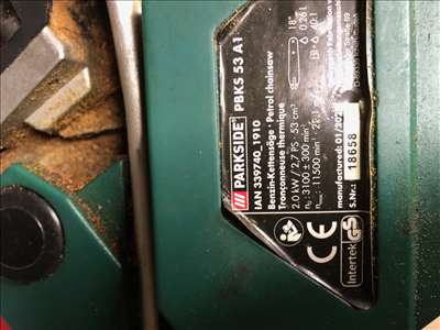 Voici un exemple d'une scie à moteur à réparer