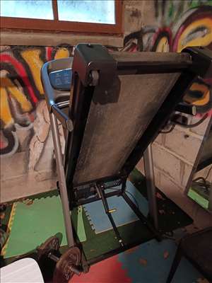 Voici un exemple d'un tapis de course à pied à réparer