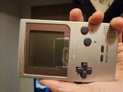 Voici un exemple d'une console de jeux mobile Game Boy à réparer