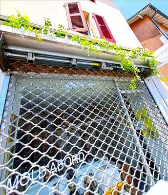 Photo de réparation de porte d'entrée n°13091 dans le département 38 par Metal 2000 Grenoble - Installation Et Dépannage Rideaux Métalliques Et Portes De Garage Sectionnelles Et Industrielles (38)