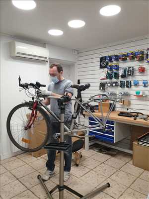 Photo de réparation de vélo n°3750 à Lyon par le réparateur Cyrille