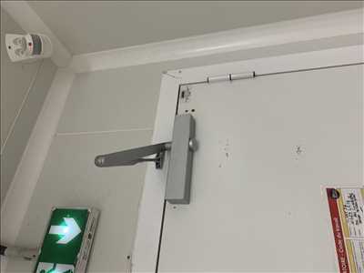 Photo de réparation de porte avec serrure n°9828 à Vierzon par Abserrurier18