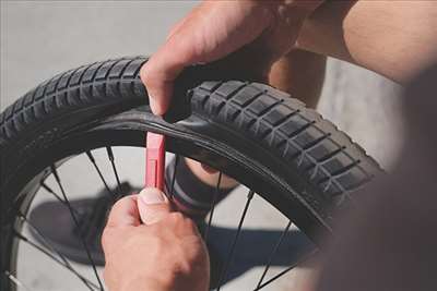 Faire réparer un pneu de vélo