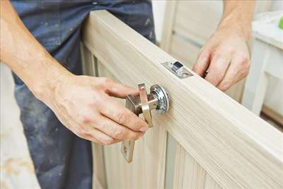Faire réparer une porte en bois
