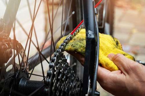 Réparer une chaine de velo ou un pneu crevé à Achères