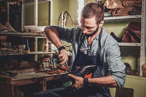 Réparation de chaussures par un cordonnier à proximité de Albertville