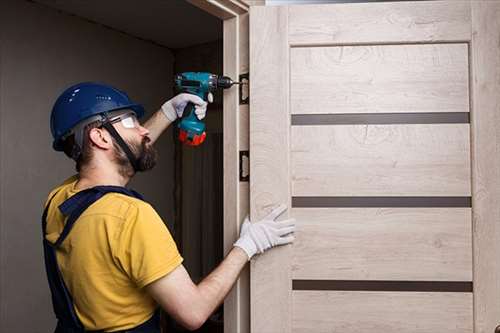 Réparation de porte en bois - Le Carbet