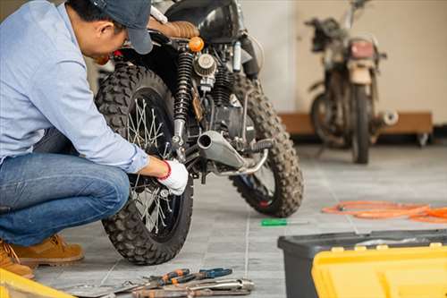 Réparation de panne grâce sur une moto - zone : Ifs