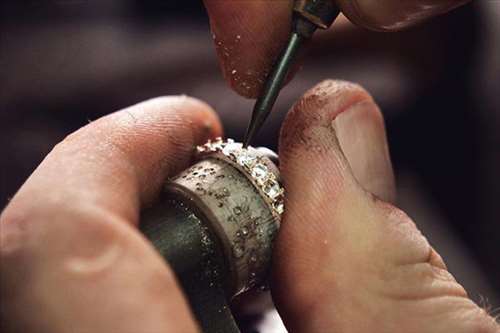 Faire réparer une bague ou un collier auprès d'un réparateur expert en bijoux - zone : Parempuyre
