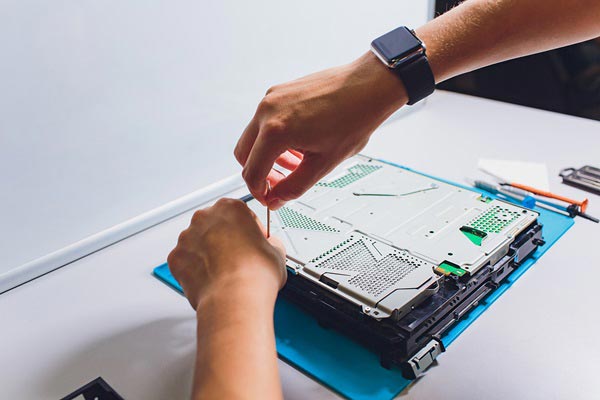 Réparer une console de jeux grâce à un réparateur intervenant à domicile